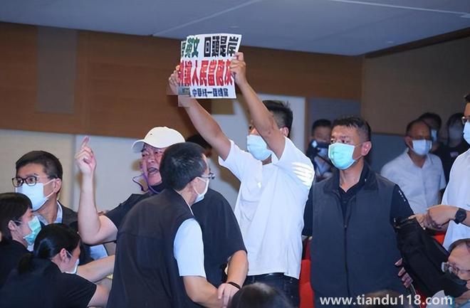 蔡英文宣講現(xiàn)場(chǎng)爆肢體沖突(統(tǒng)派高喊“要和平”)(圖3) 蔡英文宣講現(xiàn)場(chǎng)爆肢體沖突(統(tǒng)派高喊“要和平”)(圖3)