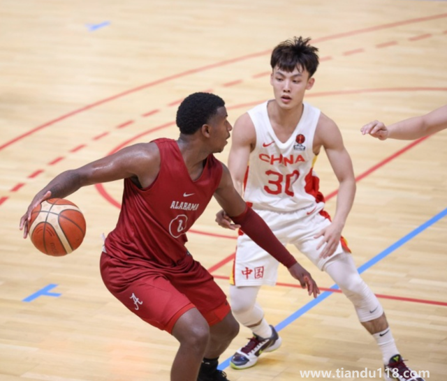 中國男籃熱身賽不敵阿拉巴馬大學(xué)(網(wǎng)友熱議:打不過NCAA)(圖2) 中國男籃熱身賽不敵阿拉巴馬大學(xué)(網(wǎng)友熱議:打不過NCAA)(圖2)