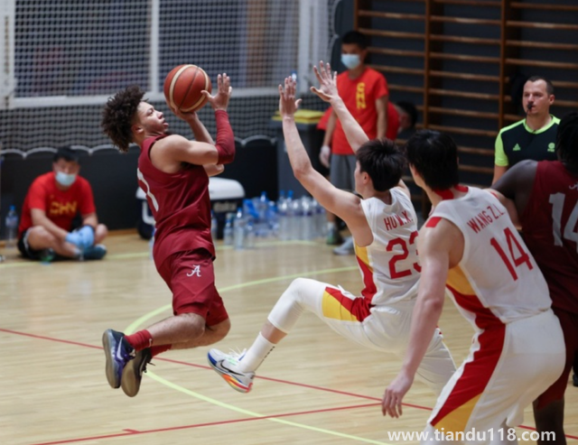 中國男籃熱身賽不敵阿拉巴馬大學(xué)(網(wǎng)友熱議:打不過NCAA)(圖3) 中國男籃熱身賽不敵阿拉巴馬大學(xué)(網(wǎng)友熱議:打不過NCAA)(圖3)