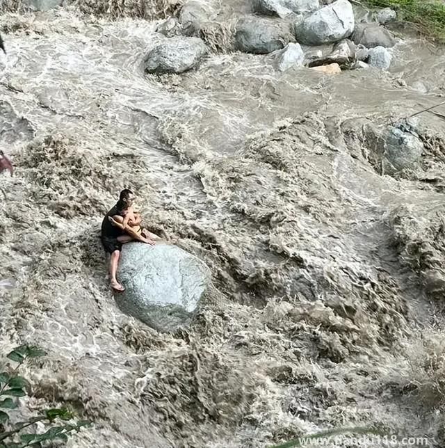 山洪前管理員曾勸游客:給你們跪下了（這些人不懂洪水猛獸的含義）