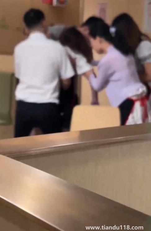 女顧客被毛肚噎死?海底撈回應(yīng) 該門店已暫停營業(yè)(圖2) 女顧客被毛肚噎死?海底撈回應(yīng) 該門店已暫停營業(yè)(圖2)