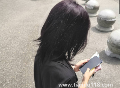 黑紫色能蓋住白頭發(fā)嗎(染了黑紫色是不是顯黑)(圖1) 黑紫色能蓋住白頭發(fā)嗎1