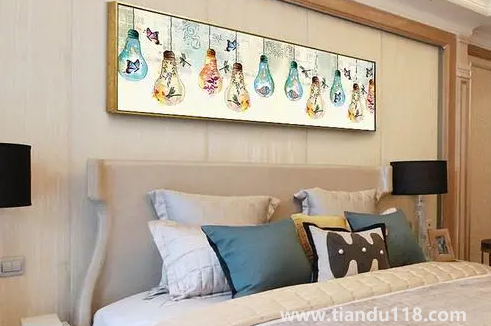 屬兔的人臥室適合掛什么畫(huà)(臥室掛畫(huà)有什么講究)(圖1) 屬兔的人臥室適合掛什么畫(huà)1