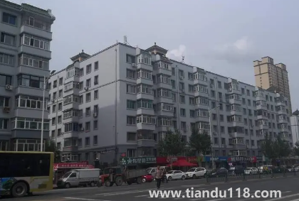 樓房鄰居門對門掛什么最好(自家大門對被人窗戶如何化解)(圖1) 樓房鄰居門對門掛什么最好 1