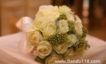 男方娶親當(dāng)天手捧花必須要準(zhǔn)備嗎(男方娶親當(dāng)天要注意什么)(圖1) 男方娶親當(dāng)天手捧花必須要準(zhǔn)備嗎1