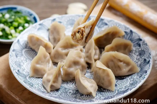 立冬還是冬至吃餃子不凍耳朵(立冬和冬至吃餃子的注意事項)(圖3) 立冬還是冬至吃餃子不凍耳朵3