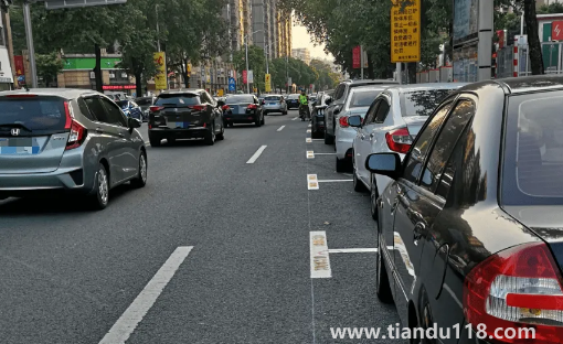 車停在路邊被撞了可以報保險嗎（車在路邊停著被撞了誰的責任）