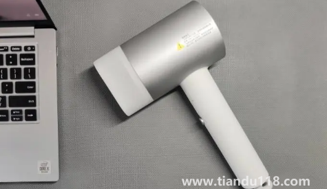 用吹風(fēng)機(jī)吹鞋子會(huì)變黃嗎(吹風(fēng)機(jī)吹鞋子怎么能快速吹干)(圖3) 用吹風(fēng)機(jī)吹鞋子會(huì)變黃嗎3