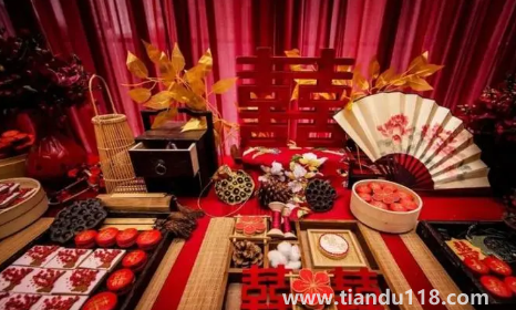 女兒結(jié)婚媽媽穿什么衣服合適(女兒出嫁父母穿什么顏色的衣服比較好呢)(圖2) 女兒結(jié)婚媽媽穿什么衣服合適2