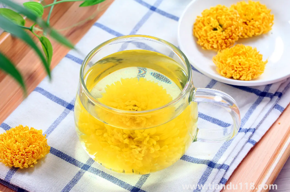 菊花茶放冰糖好還是不放冰糖好（菊花茶放冰糖的注意事項(xiàng)）