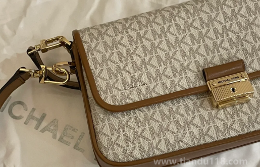 英國mk包包為什么只賣兩百多（mk和蔻馳哪個(gè)更有高檔）